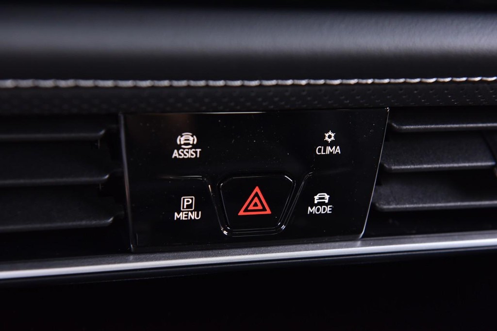 Volkswagen Atlas Cross Sport Vehicle Full-screen Gallery Image 15