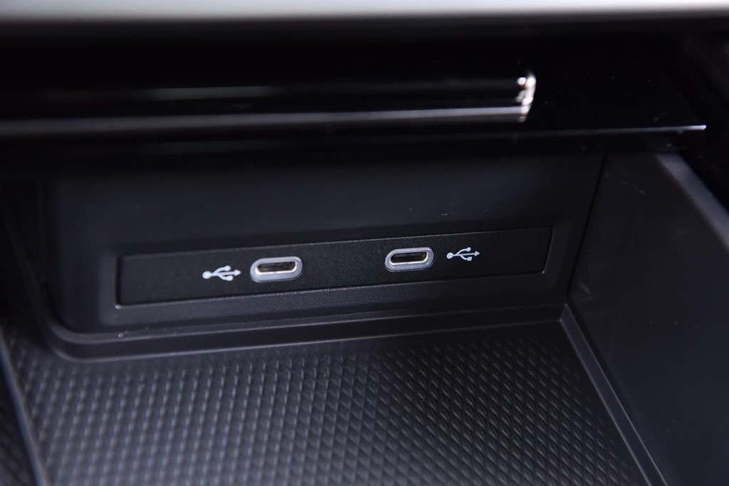 Volkswagen Atlas Cross Sport Vehicle Full-screen Gallery Image 16