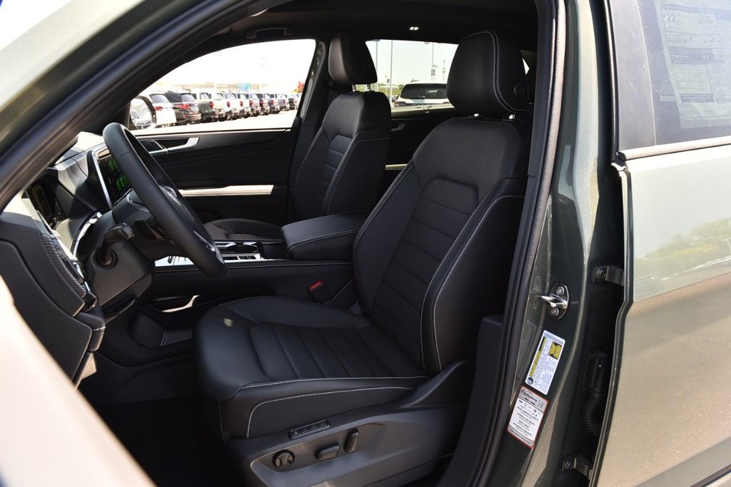 Volkswagen Atlas Cross Sport Vehicle Full-screen Gallery Image 19