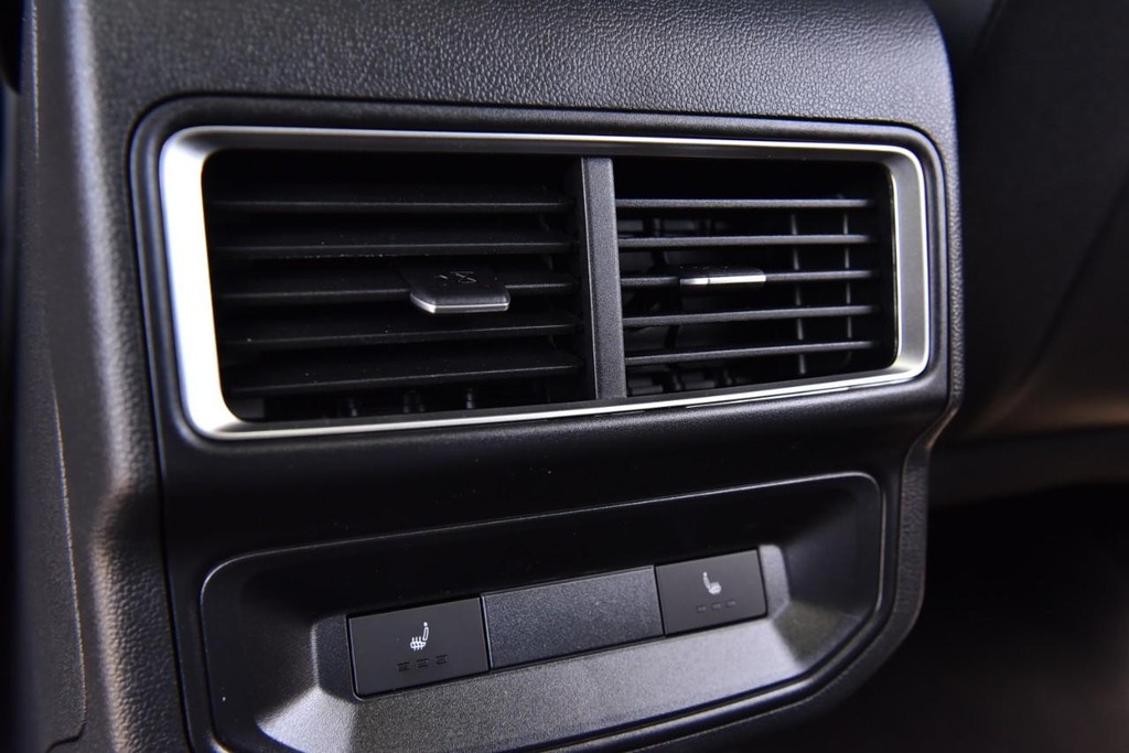 Volkswagen Atlas Cross Sport Vehicle Full-screen Gallery Image 23