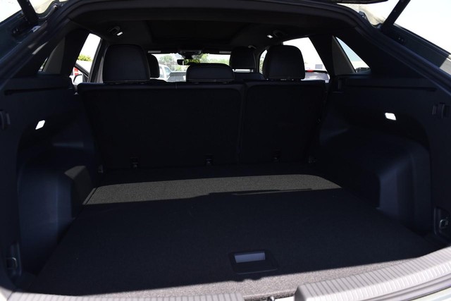 Volkswagen Atlas Cross Sport Vehicle Image 25