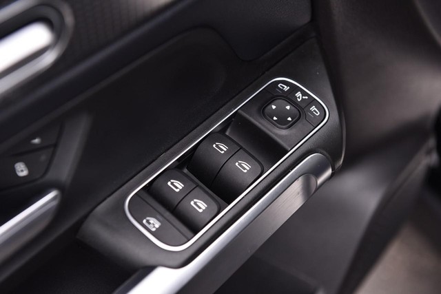 Mercedes-Benz GLB Vehicle Image 08