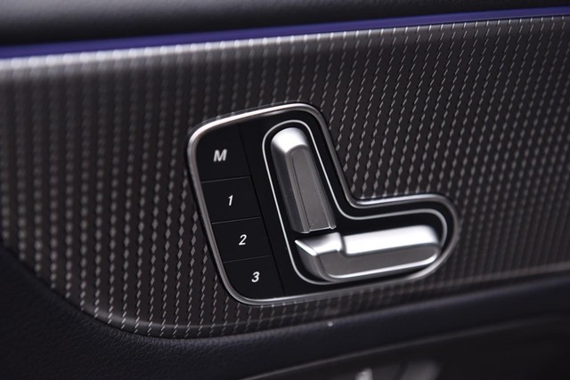 Mercedes-Benz GLB Vehicle Image 09