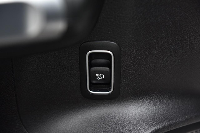 Mercedes-Benz GLB Vehicle Image 10