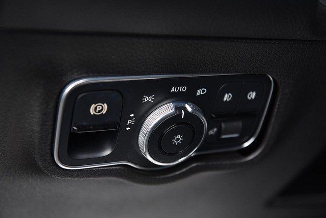 Mercedes-Benz GLB Vehicle Image 12