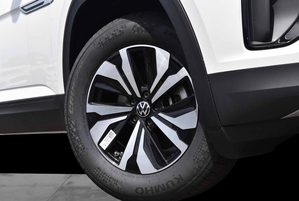 Volkswagen Atlas Cross Sport Vehicle Full-screen Gallery Image 3