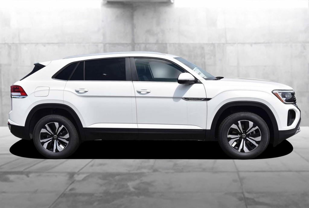 Volkswagen Atlas Cross Sport Vehicle Full-screen Gallery Image 5