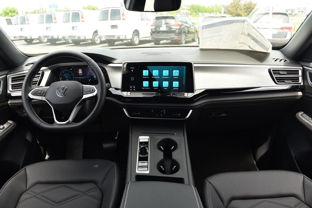 Volkswagen Atlas Cross Sport Vehicle Full-screen Gallery Image 7