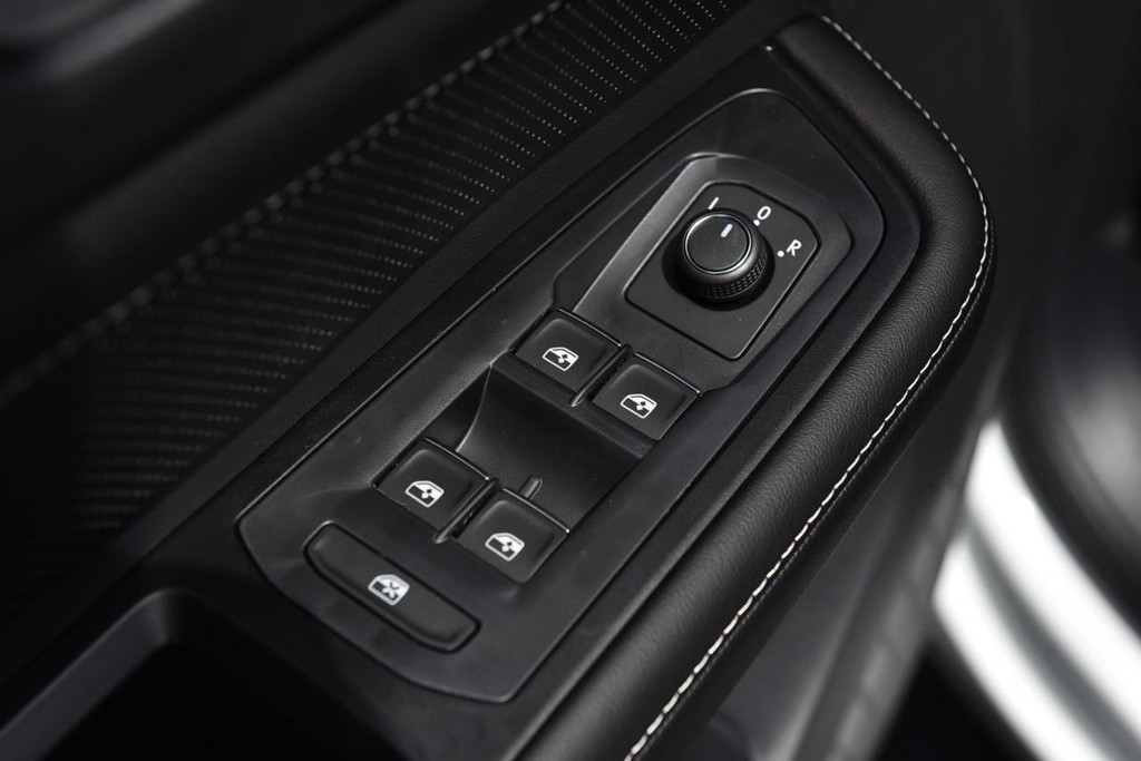 Volkswagen Atlas Cross Sport Vehicle Full-screen Gallery Image 8