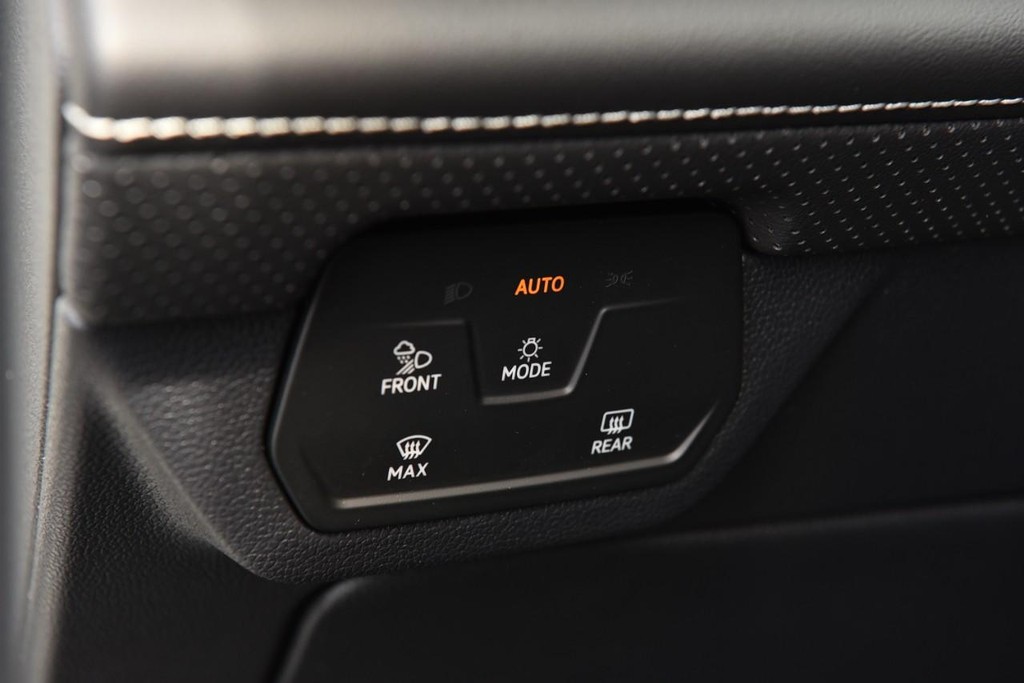 Volkswagen Atlas Cross Sport Vehicle Full-screen Gallery Image 10