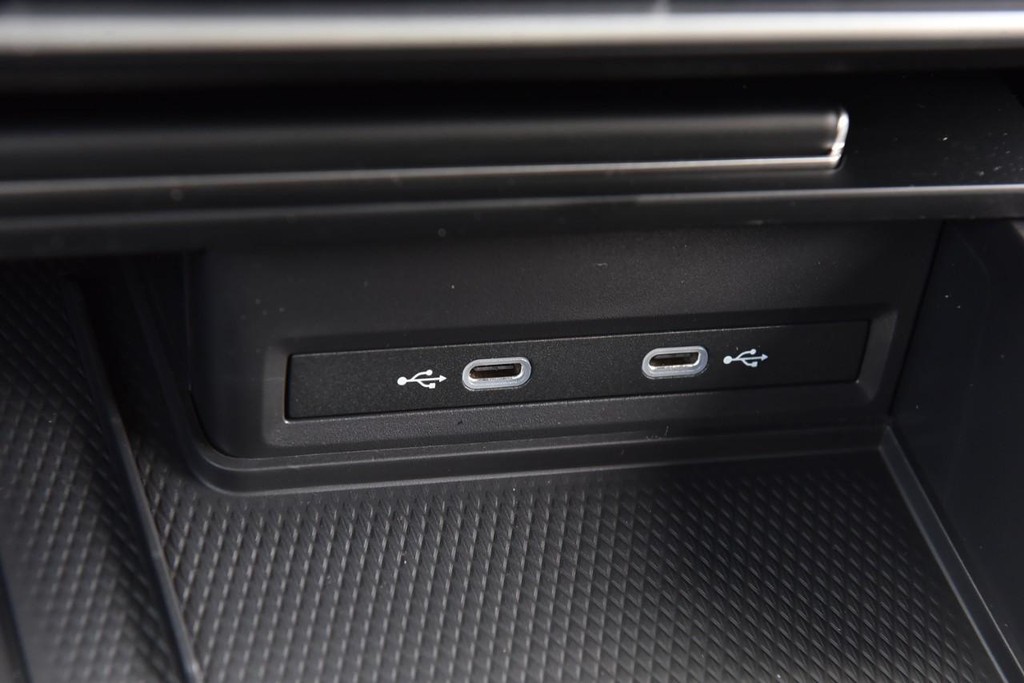 Volkswagen Atlas Cross Sport Vehicle Full-screen Gallery Image 15
