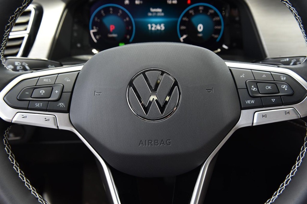 Volkswagen Atlas Cross Sport Vehicle Full-screen Gallery Image 17