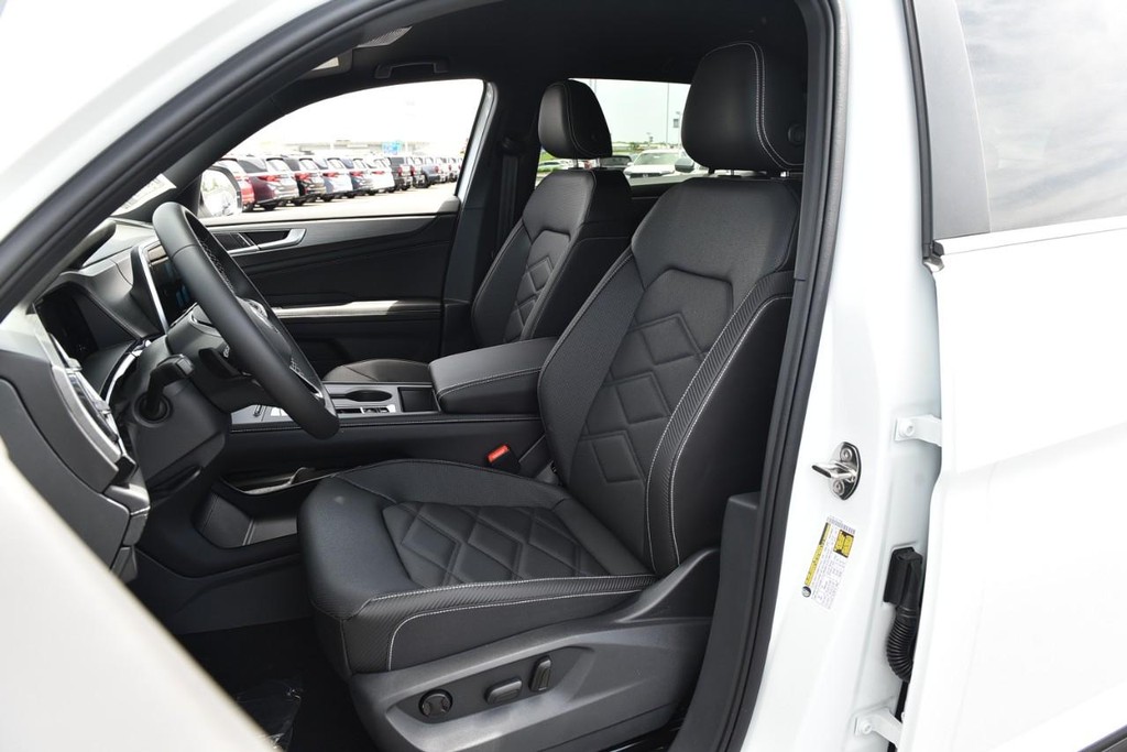 Volkswagen Atlas Cross Sport Vehicle Full-screen Gallery Image 18