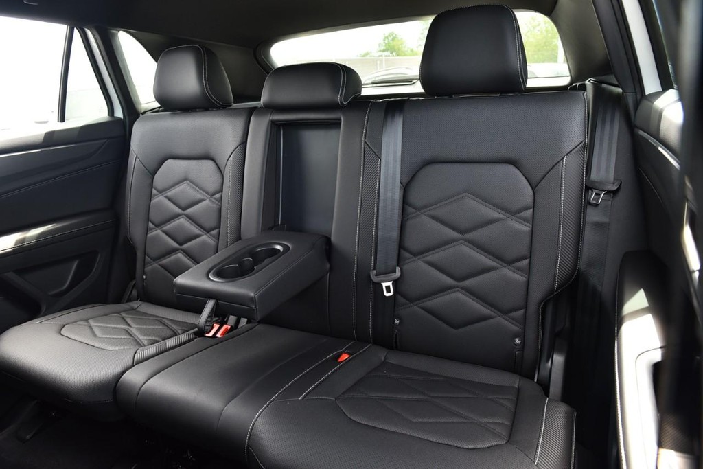 Volkswagen Atlas Cross Sport Vehicle Full-screen Gallery Image 20