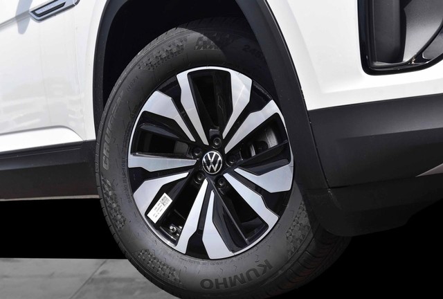 Volkswagen Atlas Cross Sport Vehicle Image 03