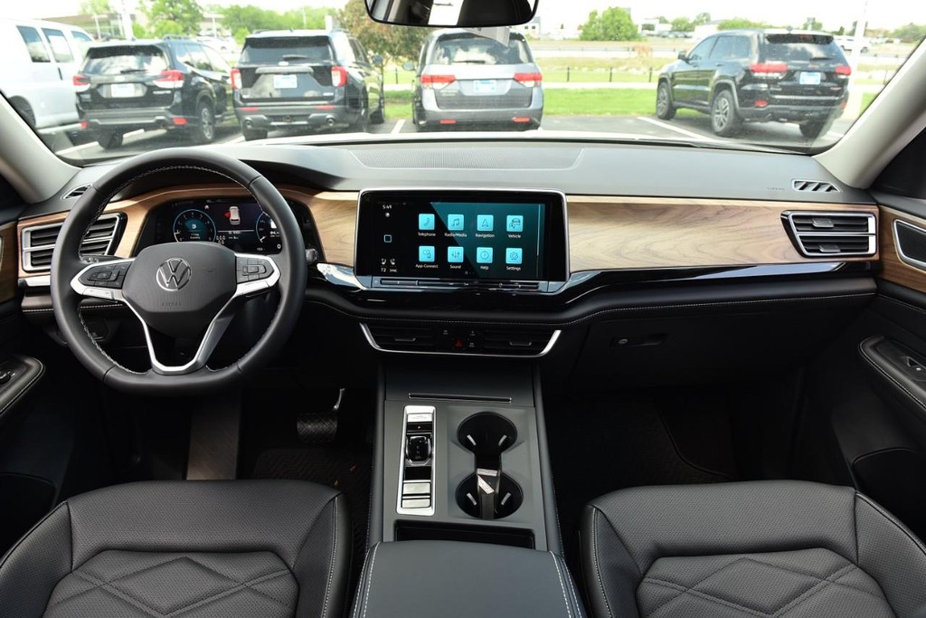 Volkswagen Atlas Vehicle Full-screen Gallery Image 7
