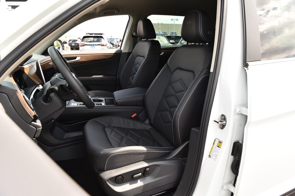 Volkswagen Atlas Vehicle Full-screen Gallery Image 18