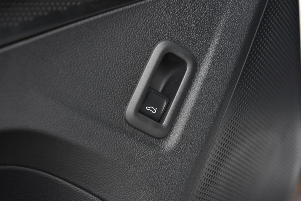 Volkswagen Tiguan Vehicle Full-screen Gallery Image 9
