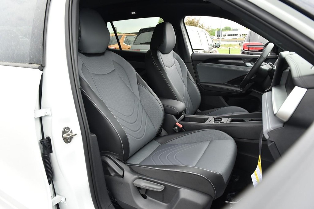 Volkswagen Tiguan Vehicle Full-screen Gallery Image 20