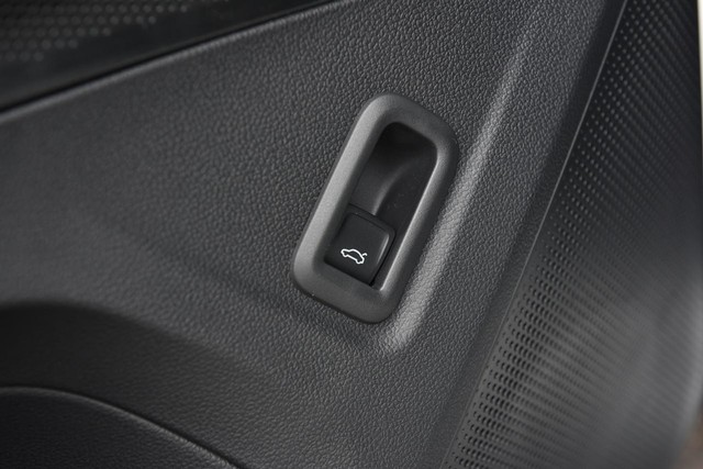 Volkswagen Tiguan Vehicle Image 09