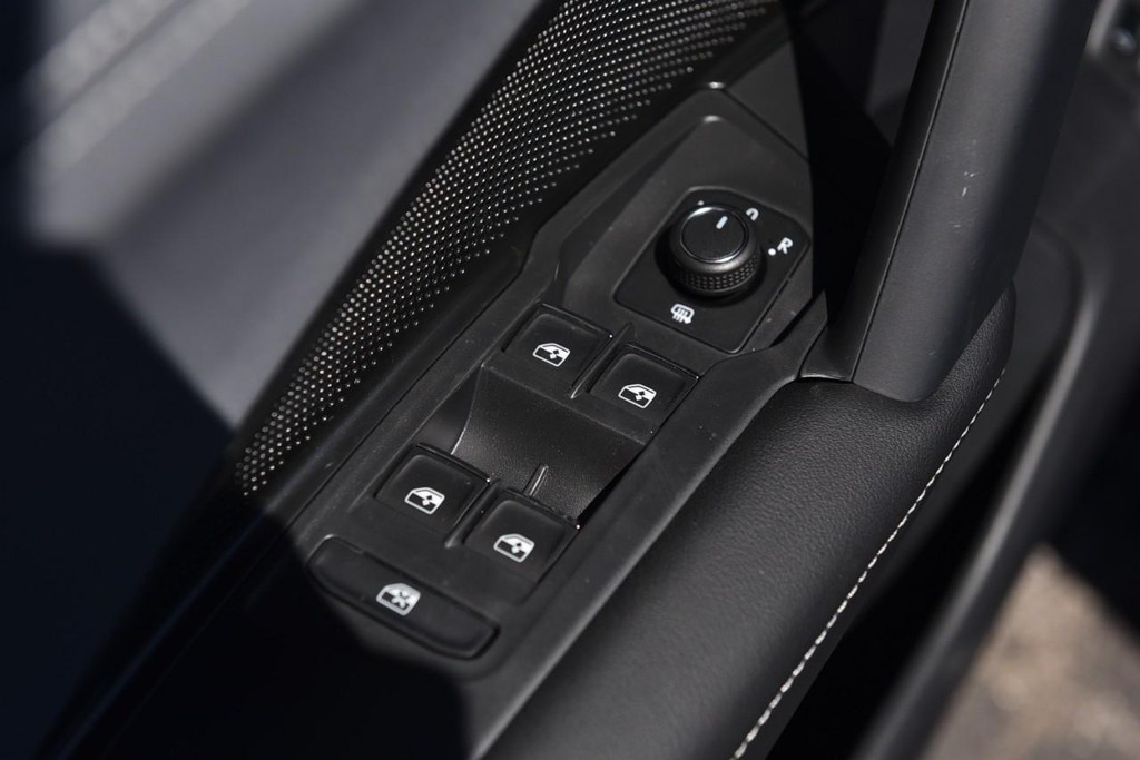 Volkswagen Tiguan Vehicle Full-screen Gallery Image 8
