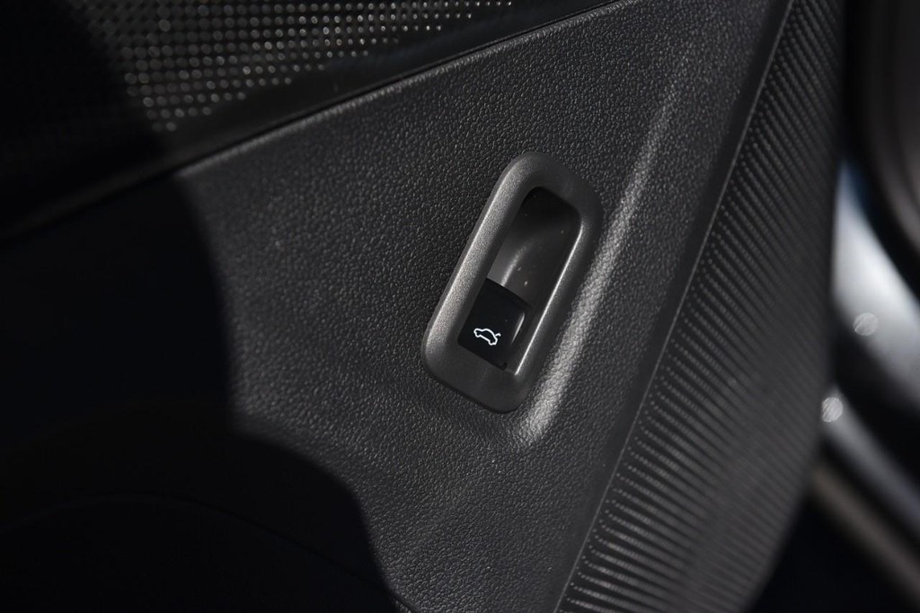 Volkswagen Tiguan Vehicle Full-screen Gallery Image 9