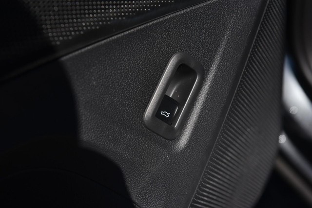 Volkswagen Tiguan Vehicle Image 09