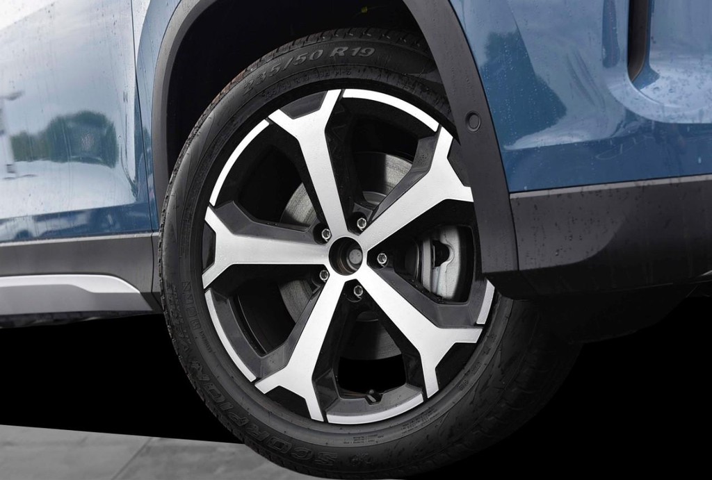 Volkswagen Tiguan Vehicle Full-screen Gallery Image 3