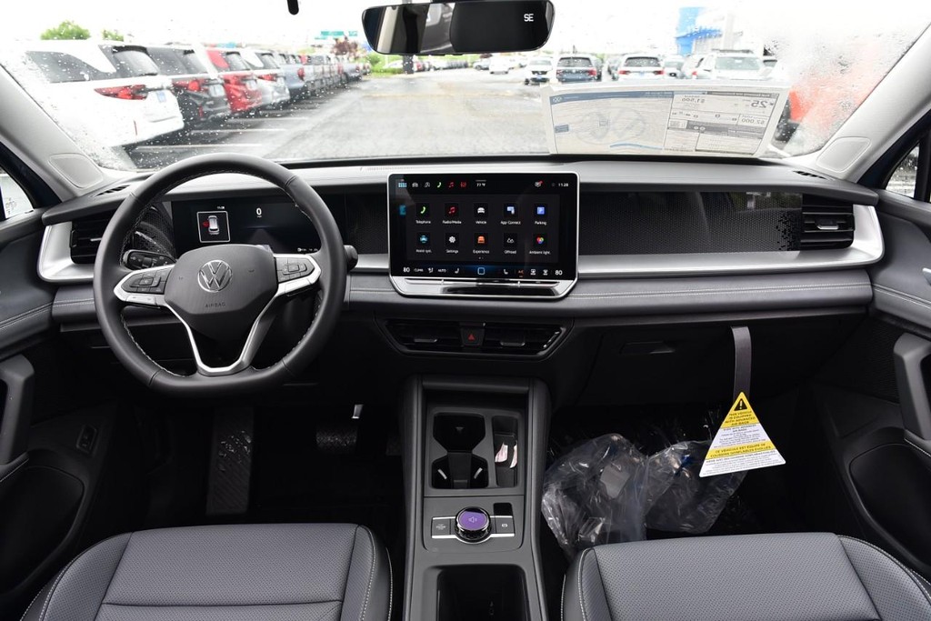 Volkswagen Tiguan Vehicle Full-screen Gallery Image 7
