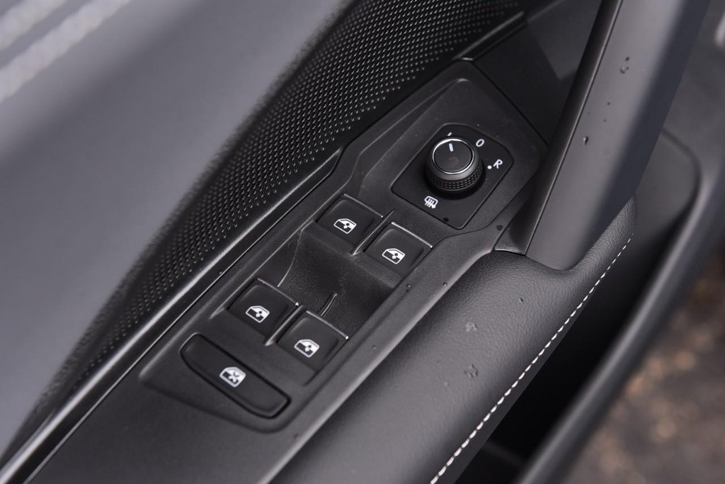Volkswagen Tiguan Vehicle Full-screen Gallery Image 8