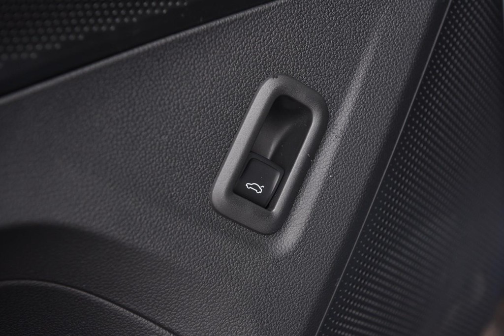 Volkswagen Tiguan Vehicle Full-screen Gallery Image 9