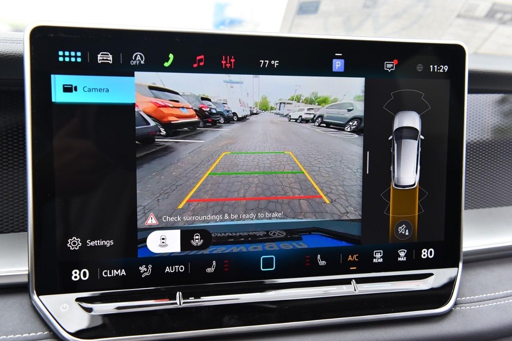 Volkswagen Tiguan Vehicle Full-screen Gallery Image 13