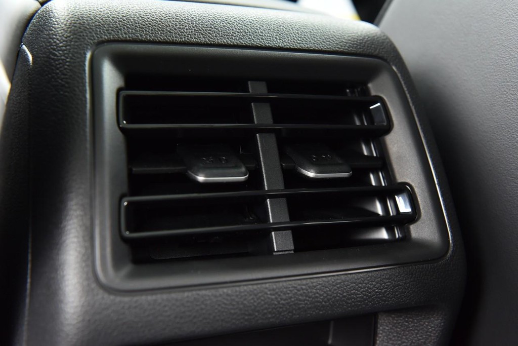 Volkswagen Tiguan Vehicle Full-screen Gallery Image 23