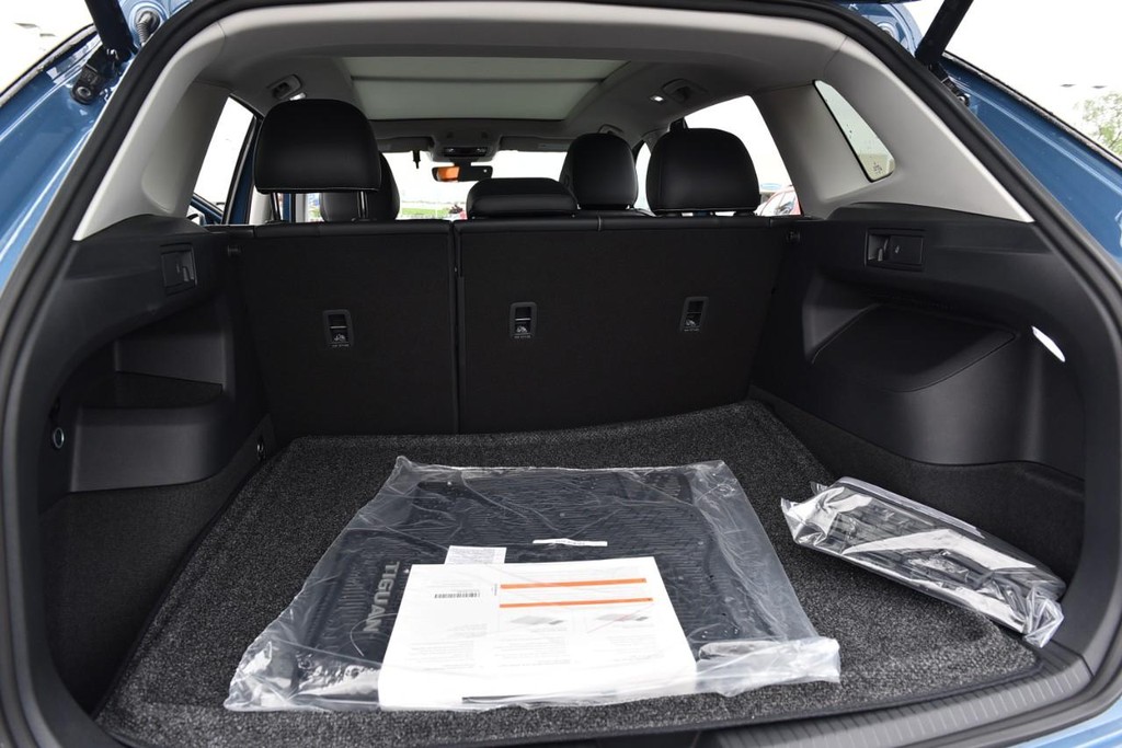 Volkswagen Tiguan Vehicle Full-screen Gallery Image 25