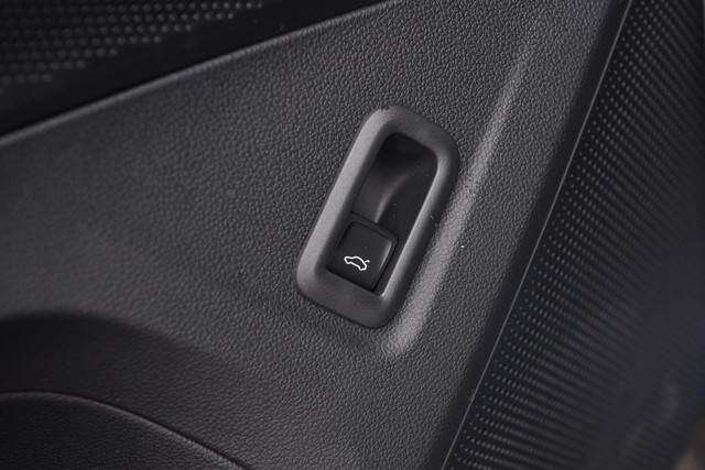 Volkswagen Tiguan Vehicle Image 09