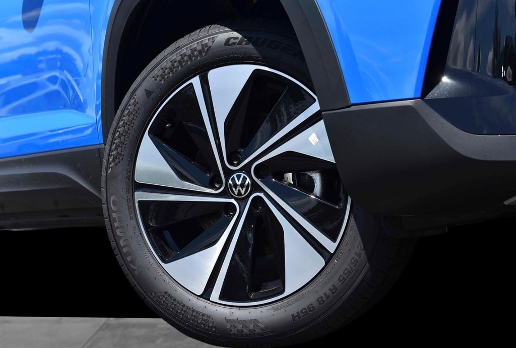 Volkswagen Taos Vehicle Full-screen Gallery Image 3