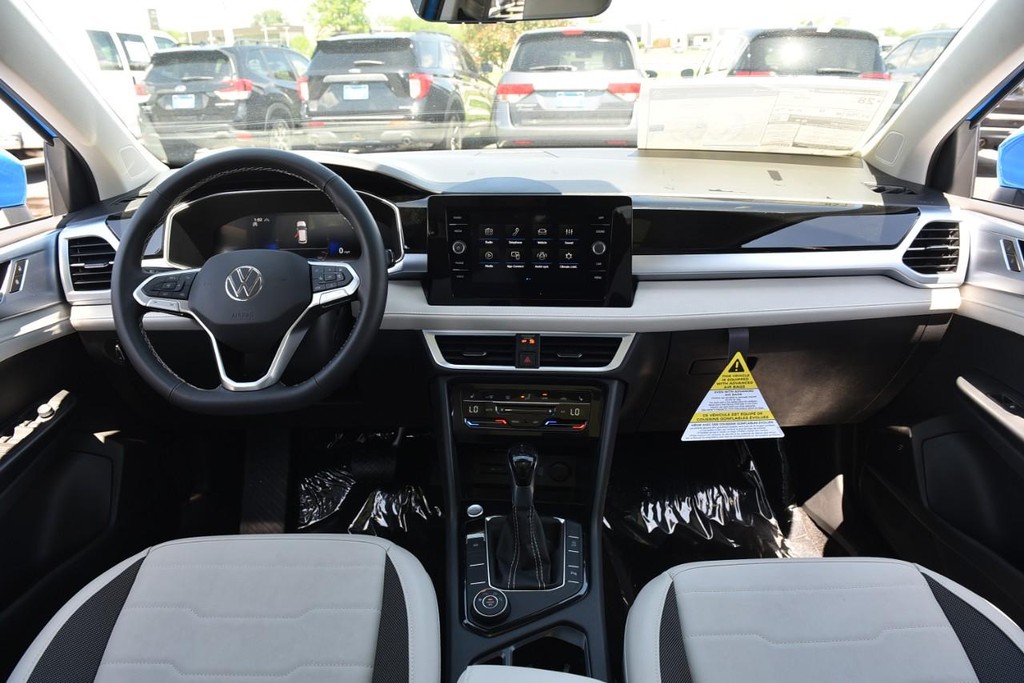 Volkswagen Taos Vehicle Full-screen Gallery Image 7