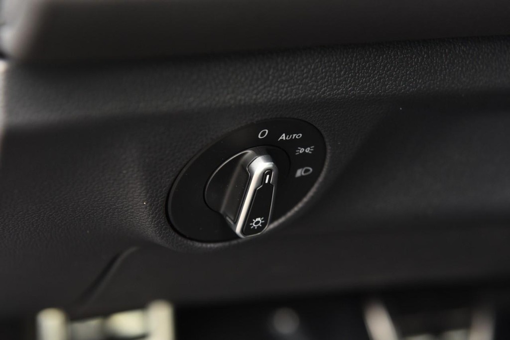 Volkswagen Jetta Vehicle Full-screen Gallery Image 11