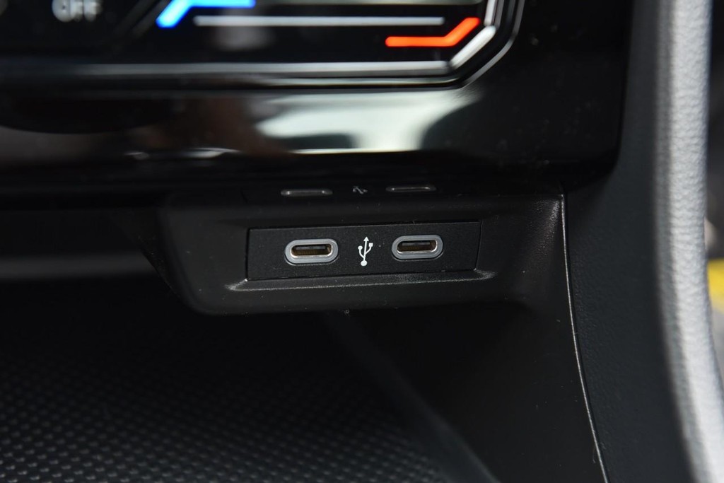 Volkswagen Jetta Vehicle Full-screen Gallery Image 16