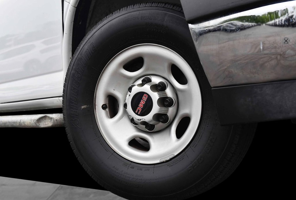 GMC Savana Cargo Van Vehicle Full-screen Gallery Image 3