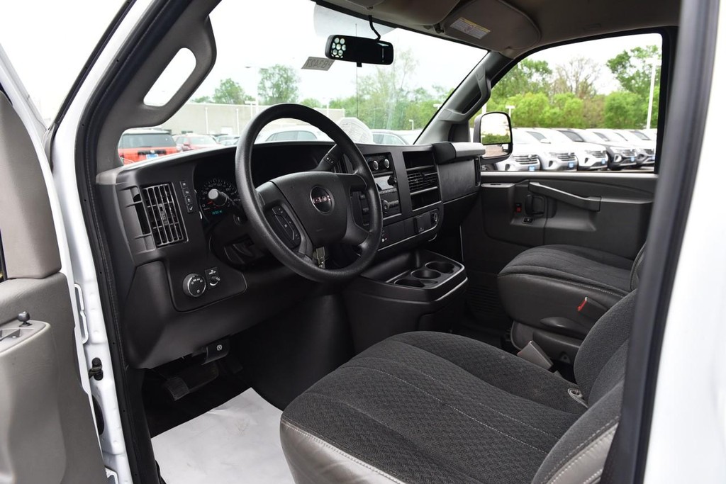 GMC Savana Cargo Van Vehicle Full-screen Gallery Image 7