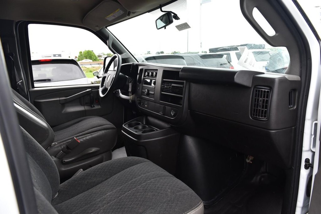 GMC Savana Cargo Van Vehicle Full-screen Gallery Image 8