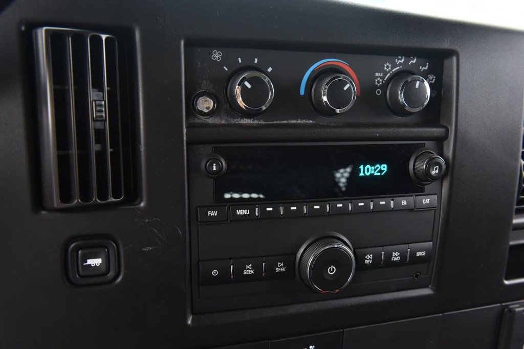 GMC Savana Cargo Van Vehicle Full-screen Gallery Image 13