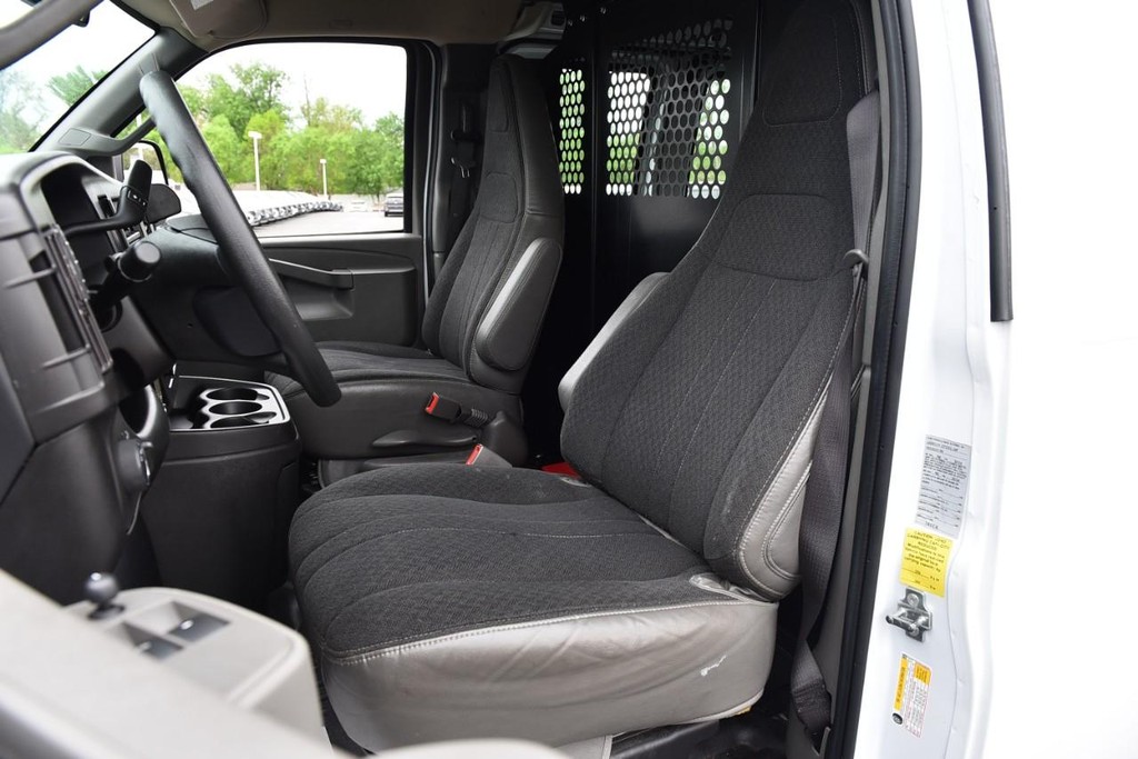 GMC Savana Cargo Van Vehicle Full-screen Gallery Image 15