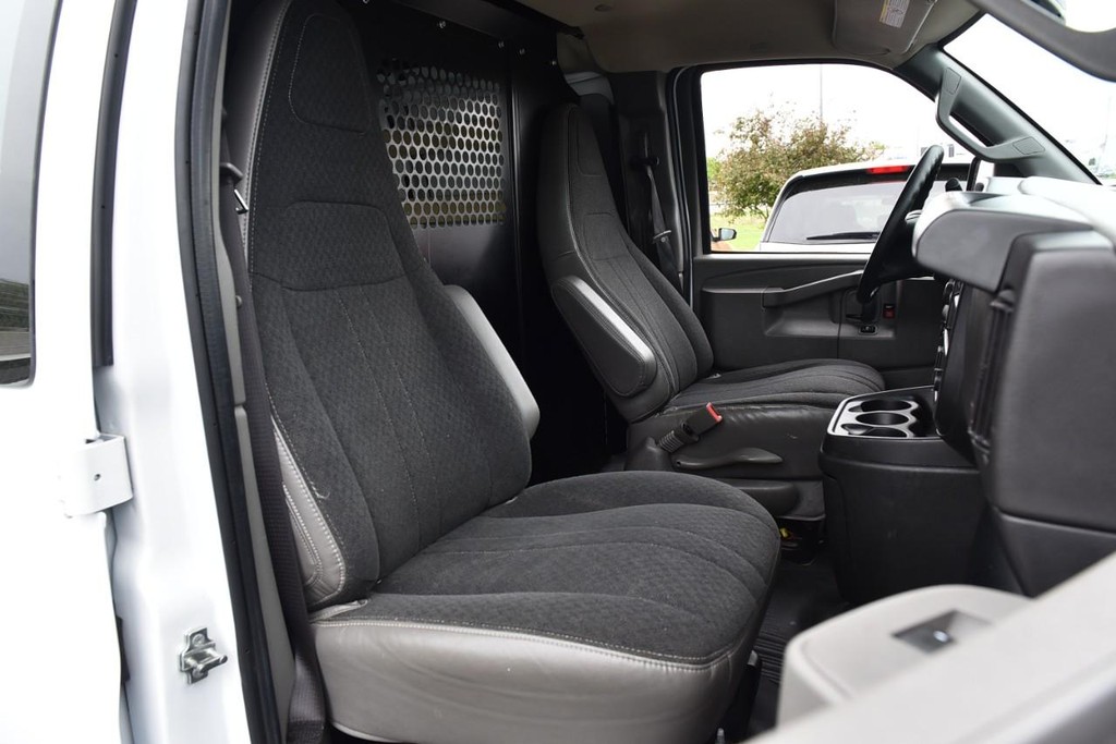 GMC Savana Cargo Van Vehicle Full-screen Gallery Image 16