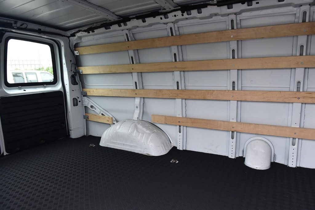 GMC Savana Cargo Van Vehicle Full-screen Gallery Image 18