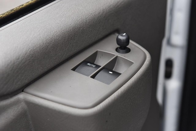 GMC Savana Cargo Van Vehicle Image 09