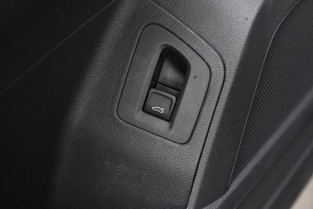 Volkswagen Atlas Cross Sport Vehicle Image 09
