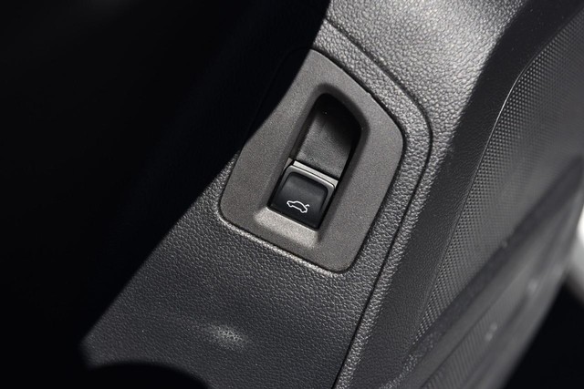 Volkswagen Atlas Cross Sport Vehicle Image 09