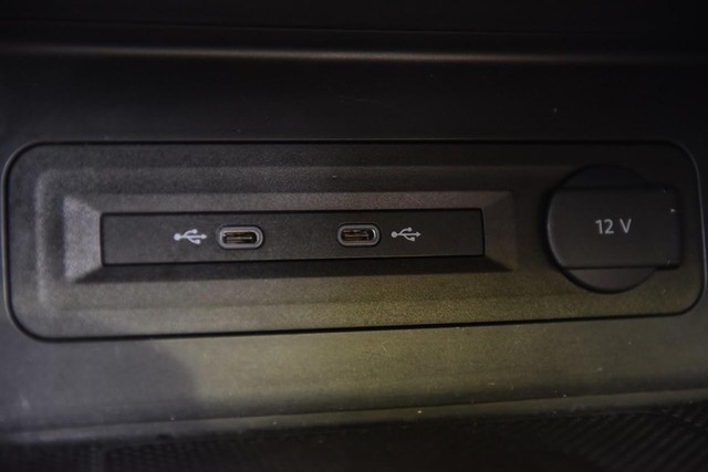 Volkswagen Atlas Cross Sport Vehicle Image 16